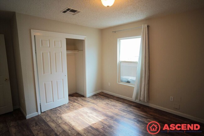 Building Photo - Lovely Home in East Bakersfield!