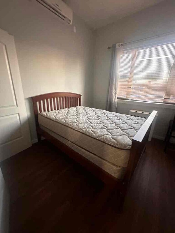 Building Photo - 943 E 214th St