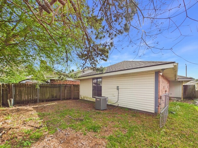 Building Photo - AVAILABLE NOW! 2 Bedroom 2 Bathroom