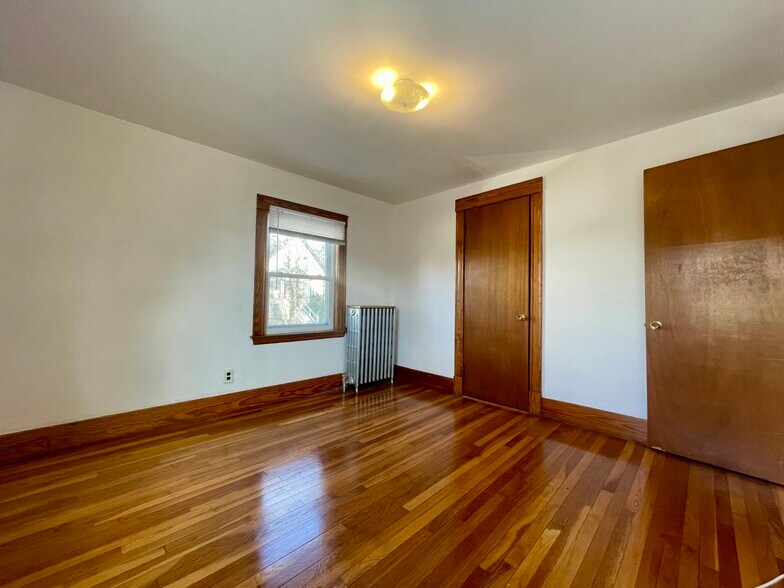 Building Photo - 27 South Crescent Circuit