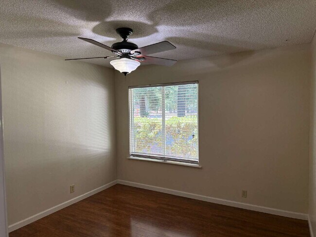 Building Photo - Large 3 bedroom apartment