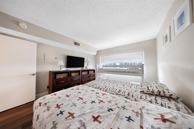 Building Photo - 3960 Oaks Clubhouse Dr