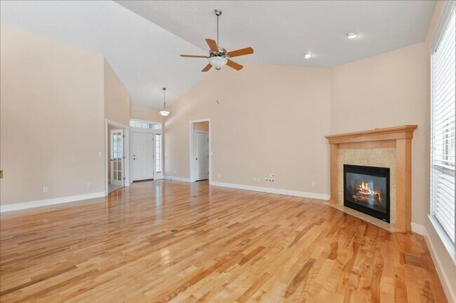 Building Photo - 3 Bedroom 3 Bathroom Home in Desirable Eag...