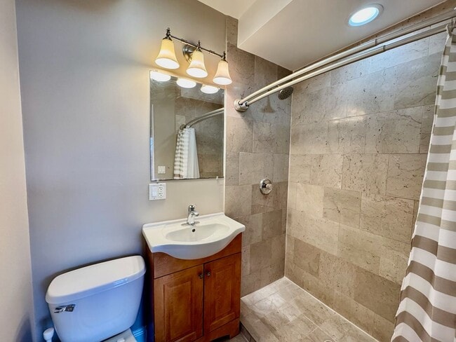 Building Photo - 3 Bedroom Apartment in Rogers Park
