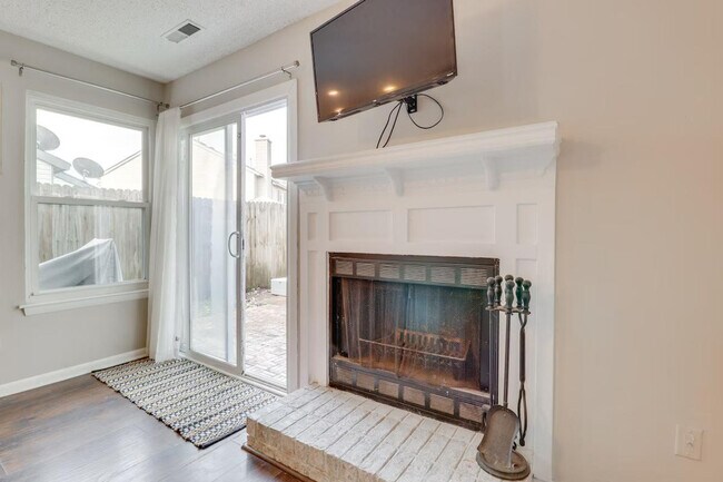 Building Photo - 749 Quesnel Dr