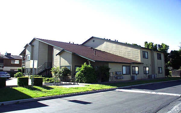 Building Photo - Le Chateau Apartments
