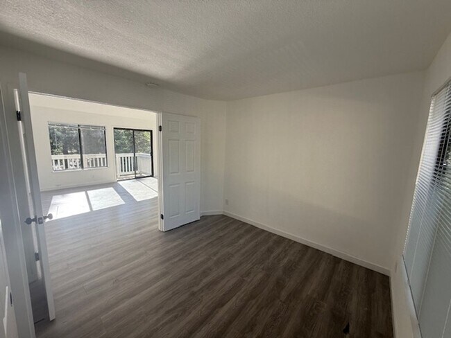 Building Photo - Renovated 2-Bedroom Condo in Martinez
