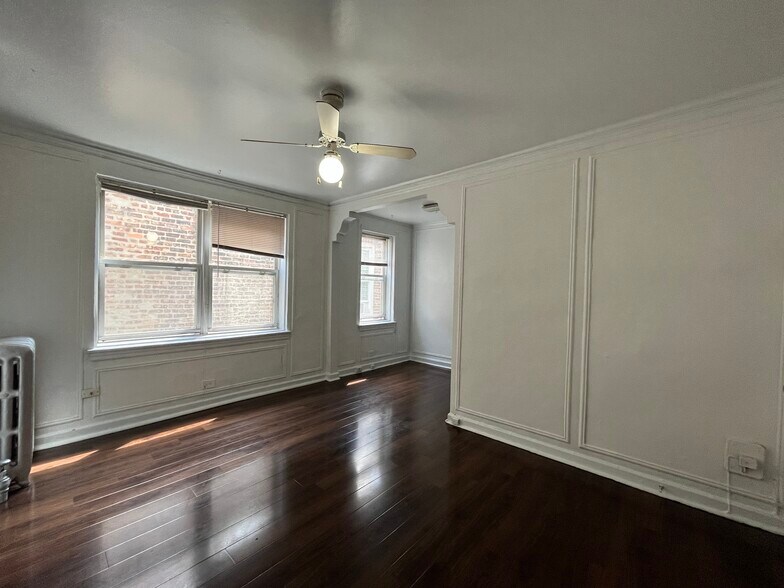 Building Photo - 4060 N Kenmore Ave