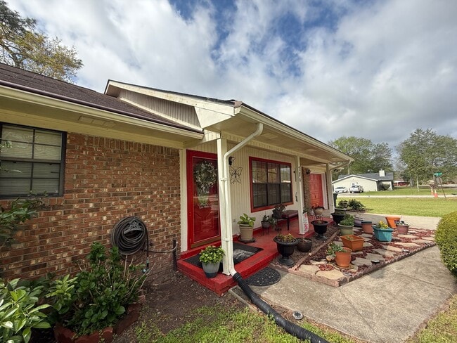 Primary Photo - 704 Olive St