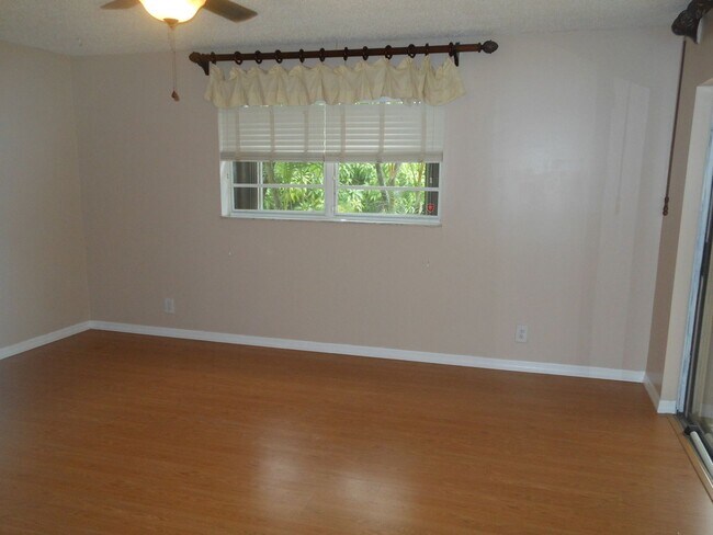 Building Photo - CHARMING 2 BEDROOM POOL HOME IN THE HEART OF JENSEN BEACH