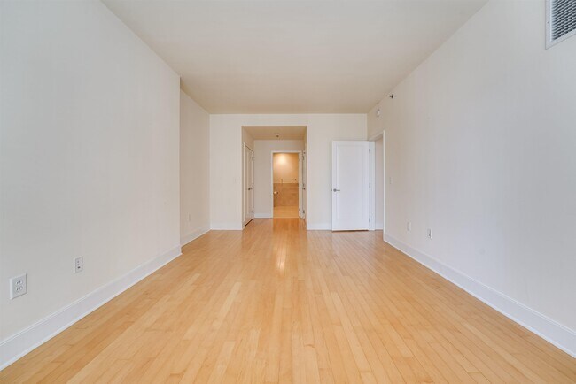 Building Photo - 1125 Maxwell Ln
