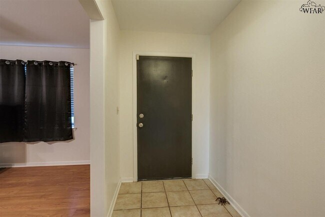 Building Photo - 2406 Picadilly Ln