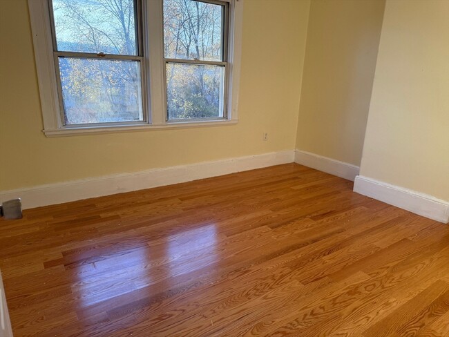 Building Photo - 10-12-12 Spring St