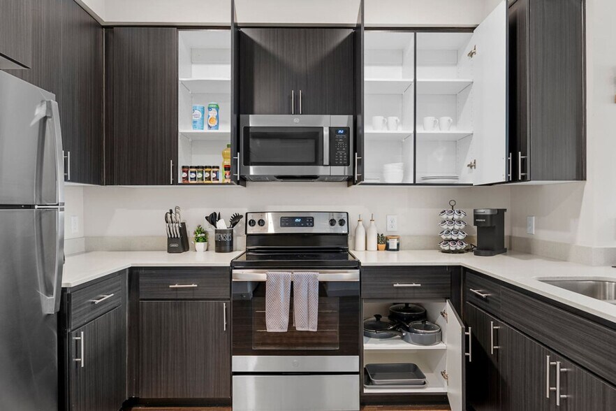 Building Photo - 711 W Broadway Rd