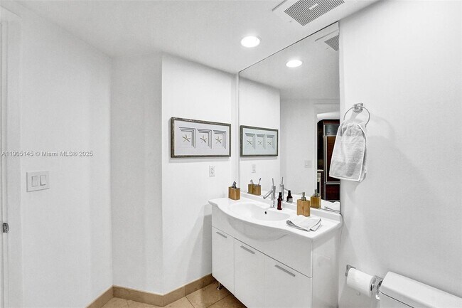 Building Photo - 475 Brickell Ave