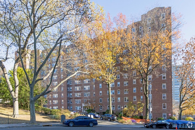 Building Photo - Knolls Crescent