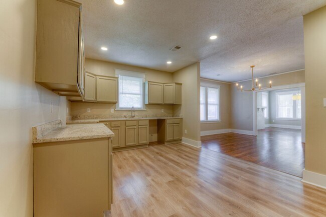 Building Photo - Beautifully renovated, open concept 3/2!