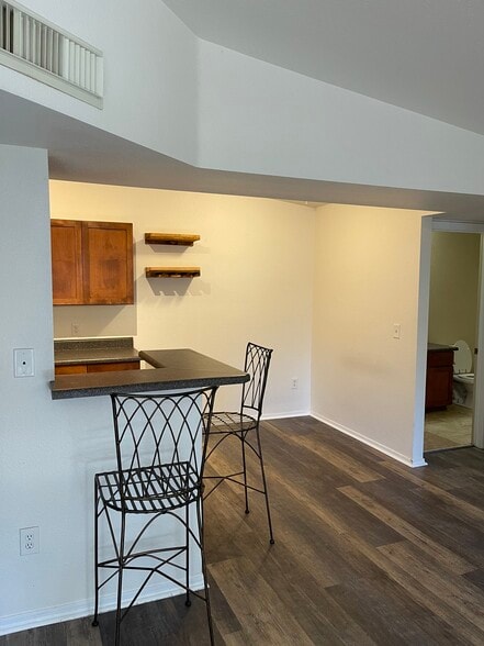 Building Photo - 1385 W University Ave