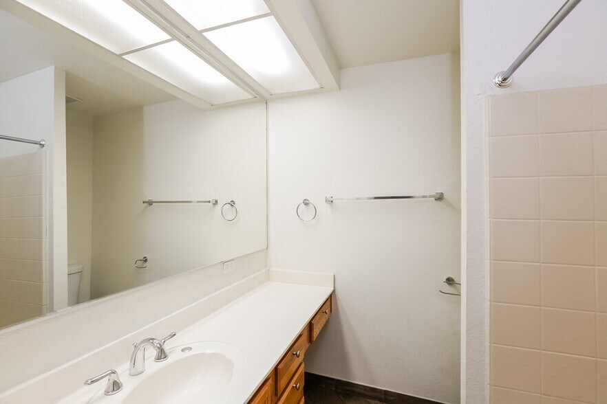 Building Photo - 1214 E Greenway Cir