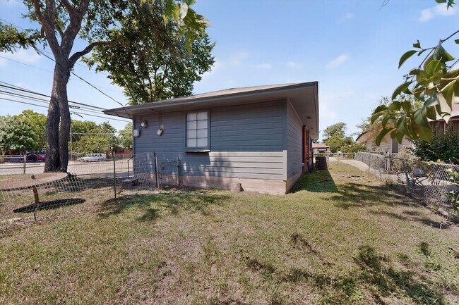 Building Photo - 2104 Hillburn Dr