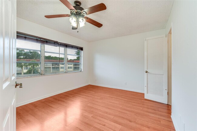 Building Photo - 8940 S Hollybrook Blvd