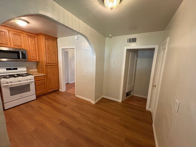 Building Photo - Charming Exeter Home Near Shopping Center ...