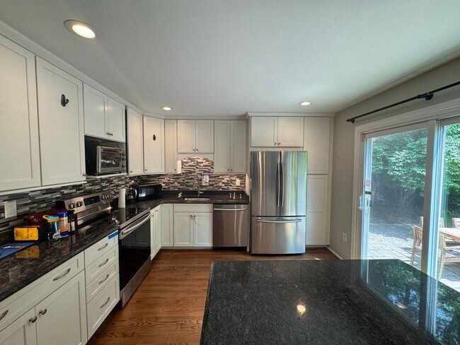 Building Photo - Lovely 4 Bed 3.5 Bath On Single Family Hom...