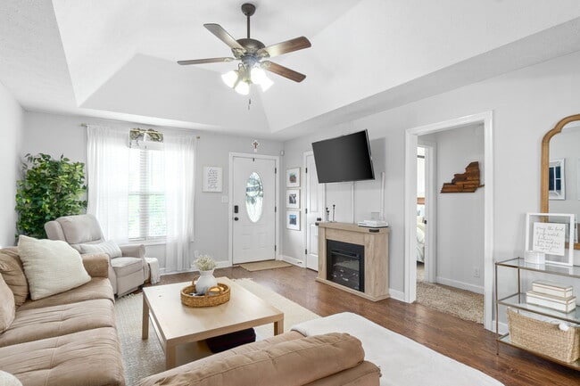 Building Photo - 649 Fox Hound Dr
