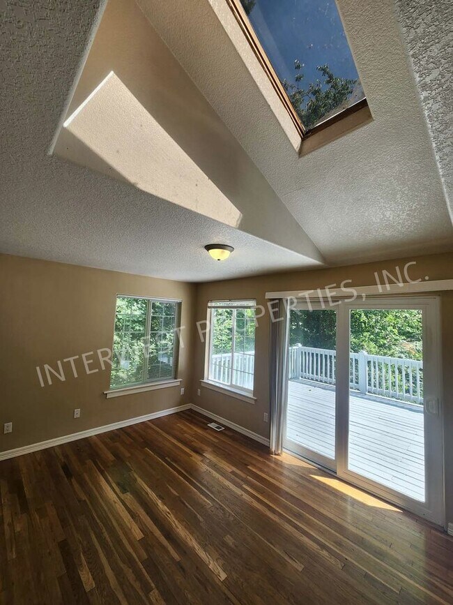 Building Photo - Large 3 Bed+ Bonus Room SW Pdx Home, Natur...
