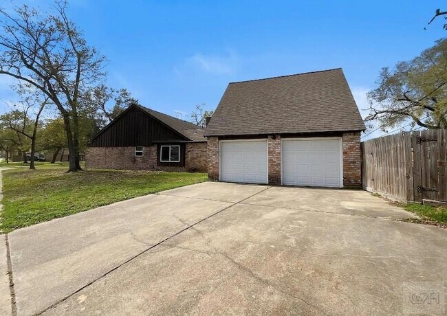 Building Photo - 443 Bayou View Dr