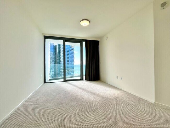 Building Photo - Koula: New 2 Bed, 2 Bath Condo with 1 Park...