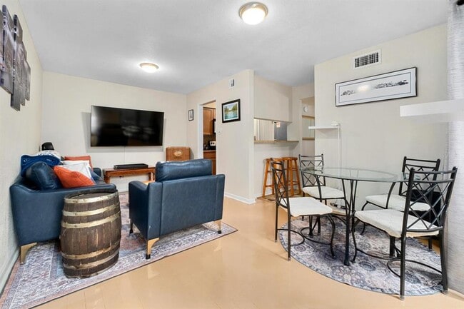 Building Photo - 3204 Menchaca Rd