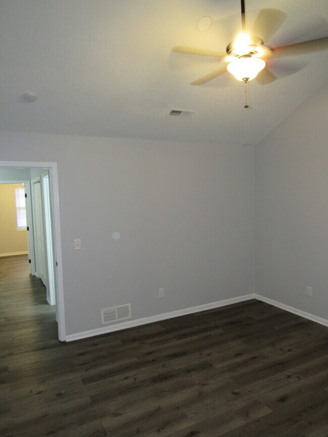 Building Photo - Cozy 2 bedrooms and 1.5 baths townhome located in Lee's Summit