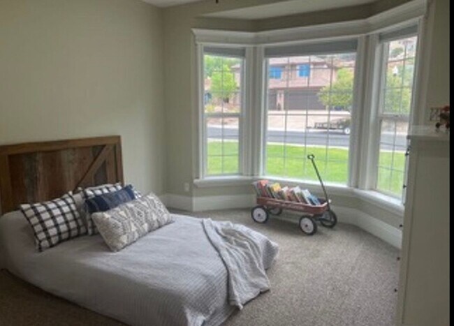 Building Photo - Beautiful, 6 Bedroom Home! 6 or 18 Month Lease!