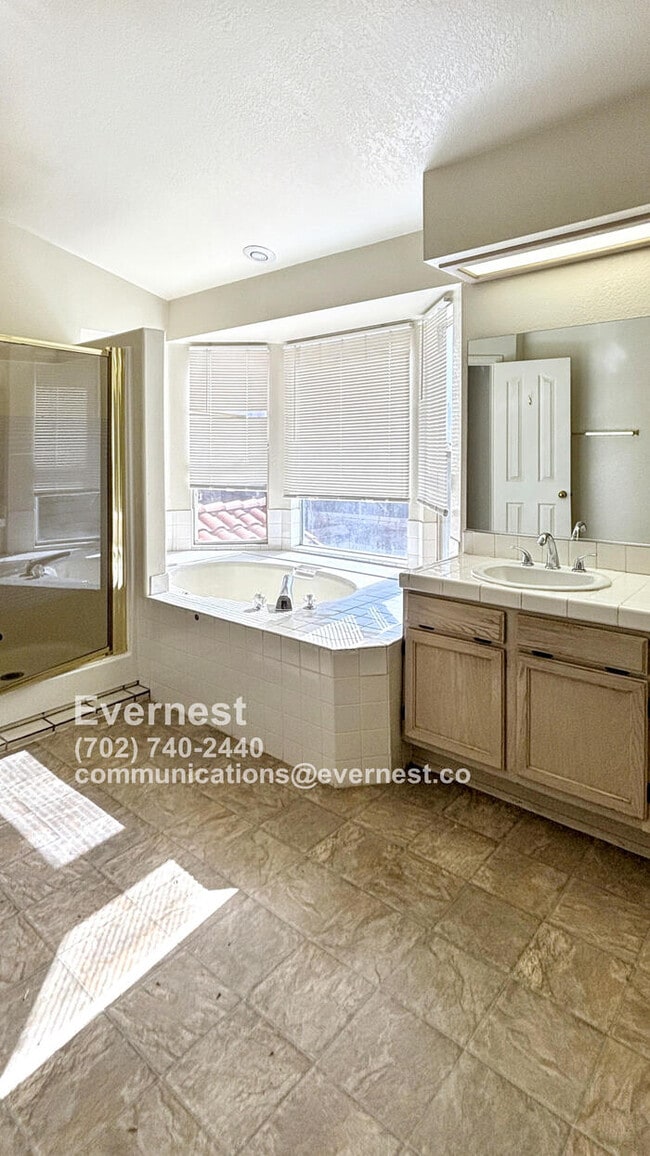 Building Photo - Spacious 4-Bedroom Home in a Great Locatio...