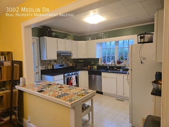 Building Photo - 3002 Medlin Dr