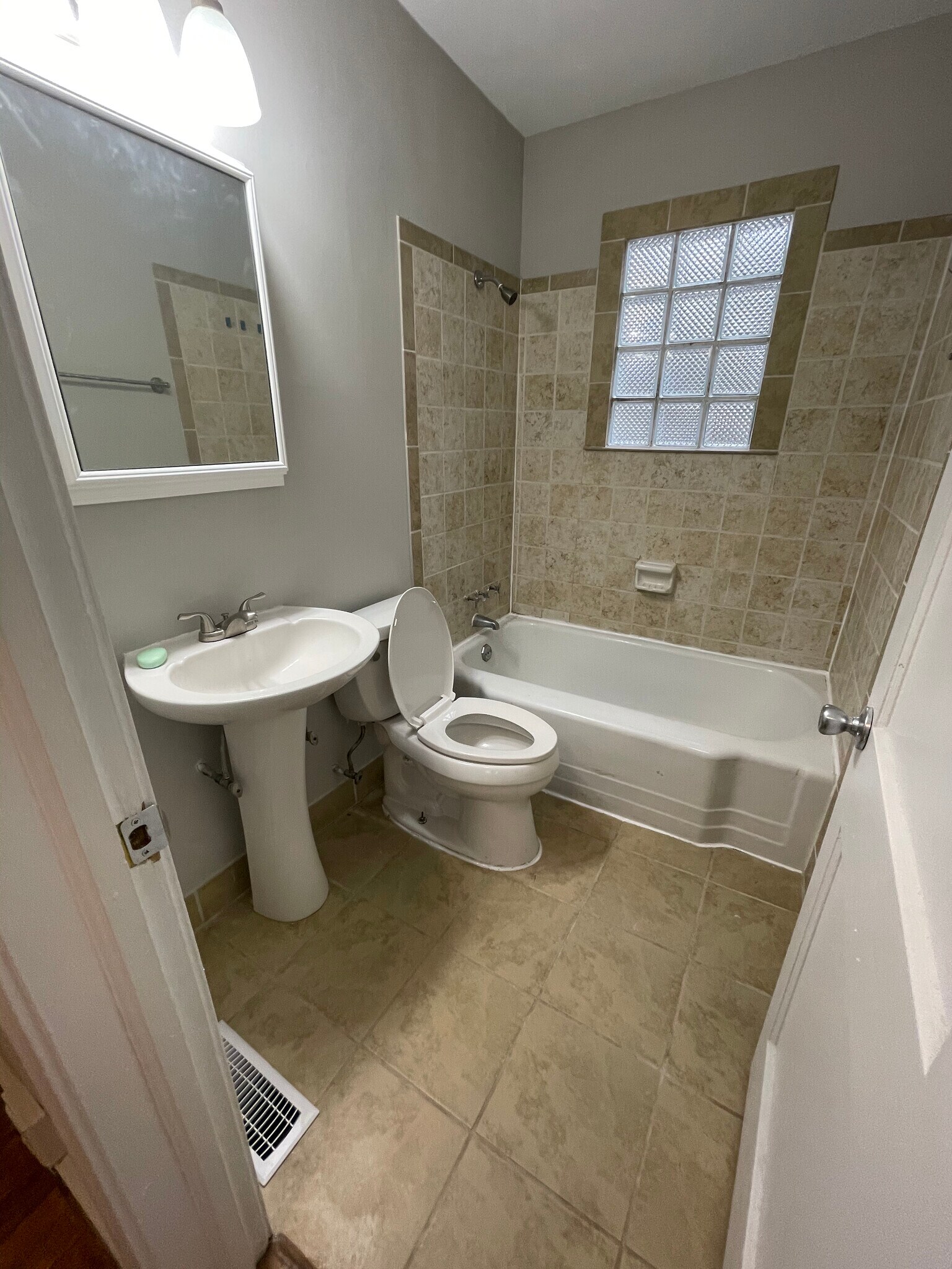 Building Photo - 28 Hollywood Ct