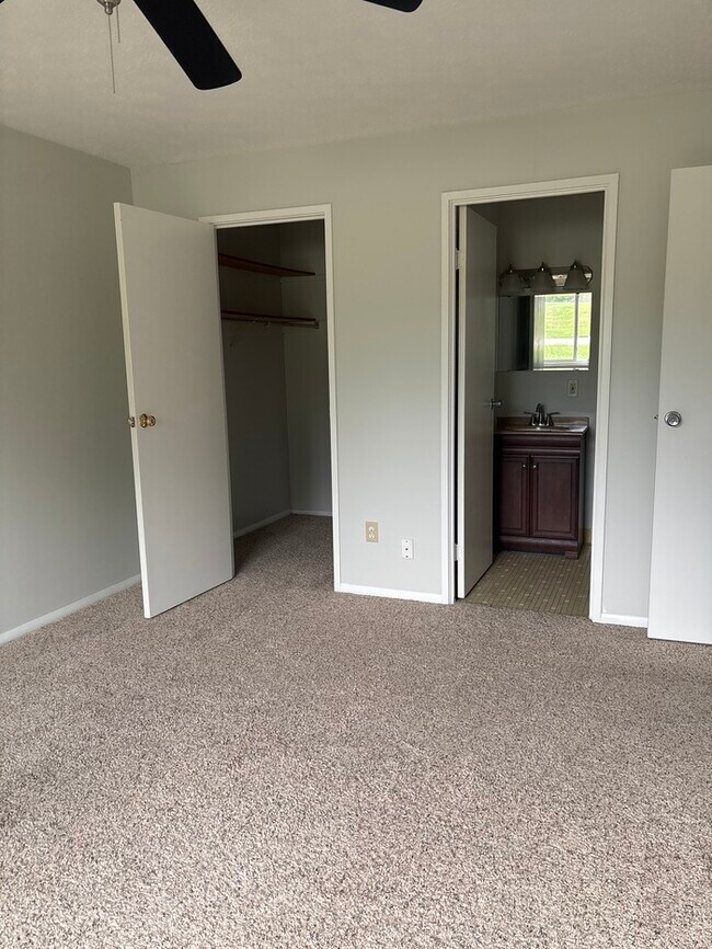 Building Photo - 2 bed 1.5 bath condo