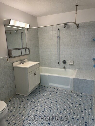 Building Photo - 71 Montvale Ave