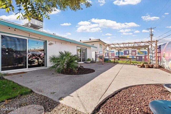 Building Photo - 8524 E Edgemont Ave