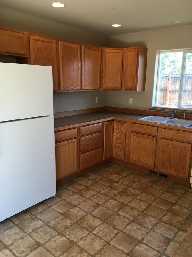Building Photo - Spacious 3 Bed / 2 Bath - First Month's Rent Half-Off
