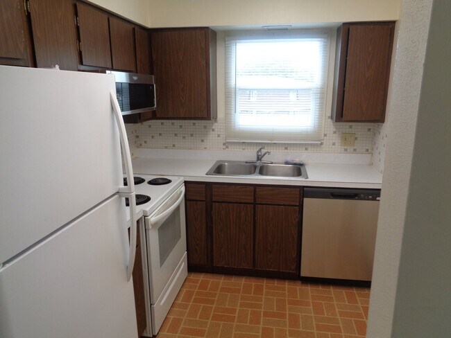 Building Photo - 112 Twin Oaks Dr