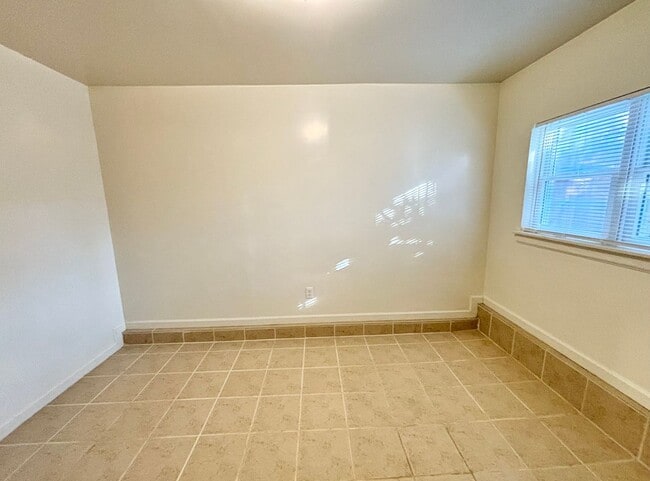 Building Photo - Adorable and Historic Home in West Alameda