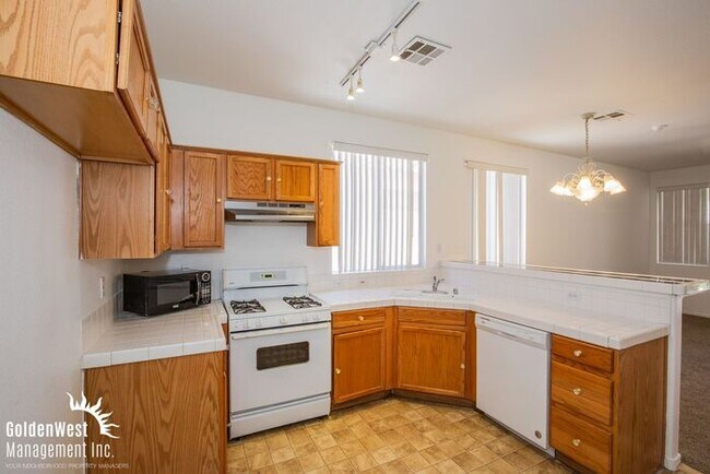 Building Photo - Bright & Spacious 3Bdm 2.5Ba Home with Private Backyard in Las Vegas