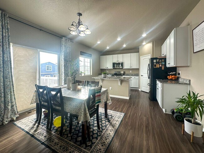 Building Photo - Grand 6bd 4ba Crystal Valley home with an in-law suite!!!