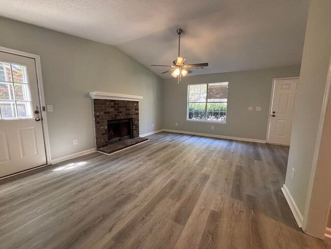 Building Photo - Newly Renovated 3 Bedroom Duplex~