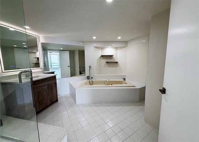 Building Photo - 2100 S Ocean Ln