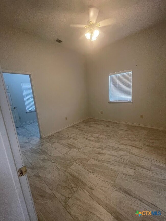 Building Photo - 1375 Canyon Trce