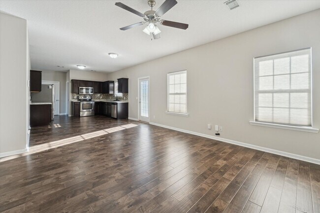 Building Photo - AVAILABLE NOW! (Pet Friendly)