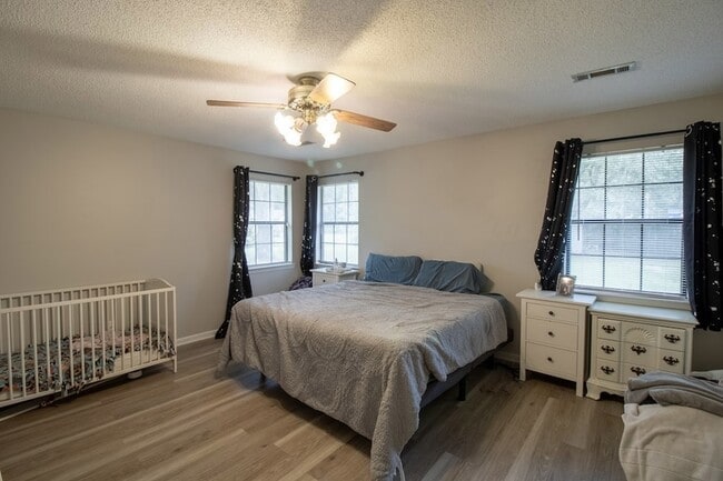 Building Photo - 21 Pinewood Ln